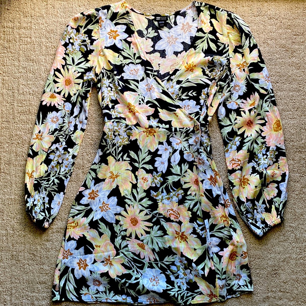 Billabong floral long sleeved v neck mini dress | S